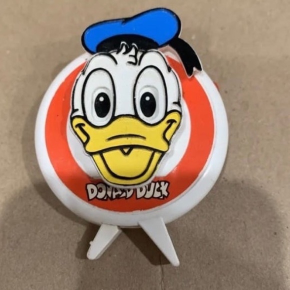 RARE VINTAGE DISNEY DONALD DUCK TOYBOX PIN CLIP CLICKING TOY EYES MOVE - Picture 1 of 4
